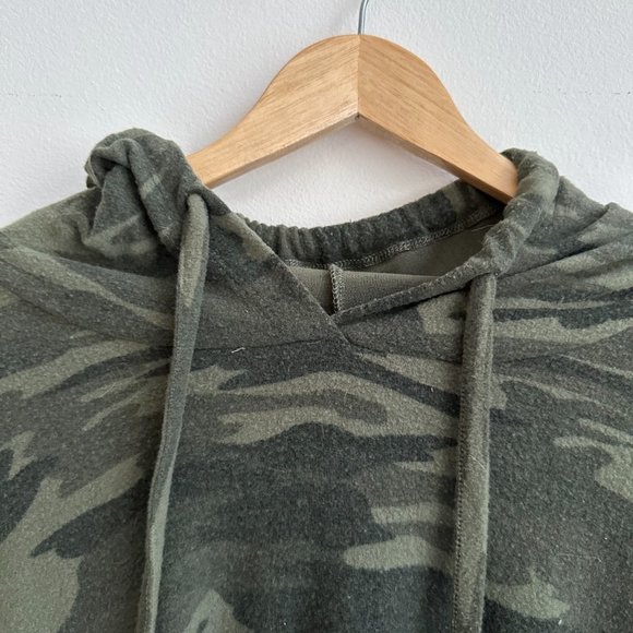 MICHELE B. GREEN CAMO SOFT HOODED LONG SLEEVE SWEATER WITH NECK TIES MEDIUM - Picture 2 of 6